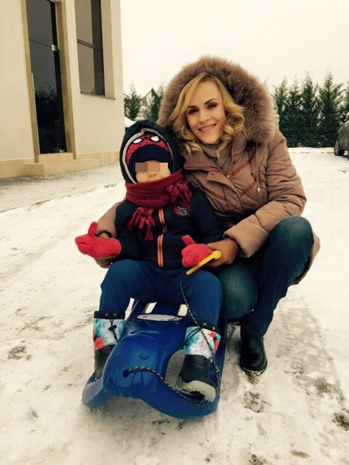 FOTO / Imagini de colecţie! Gabriela Firea, la săniuş cu Pandele şi băieţii