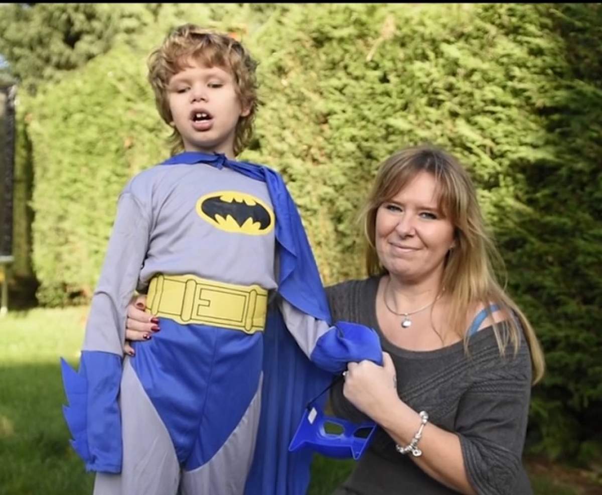VIDEO / Să-l cunoaștem pe micul Batman. Se deplasează precum liliecii și a uimit lumea medicală