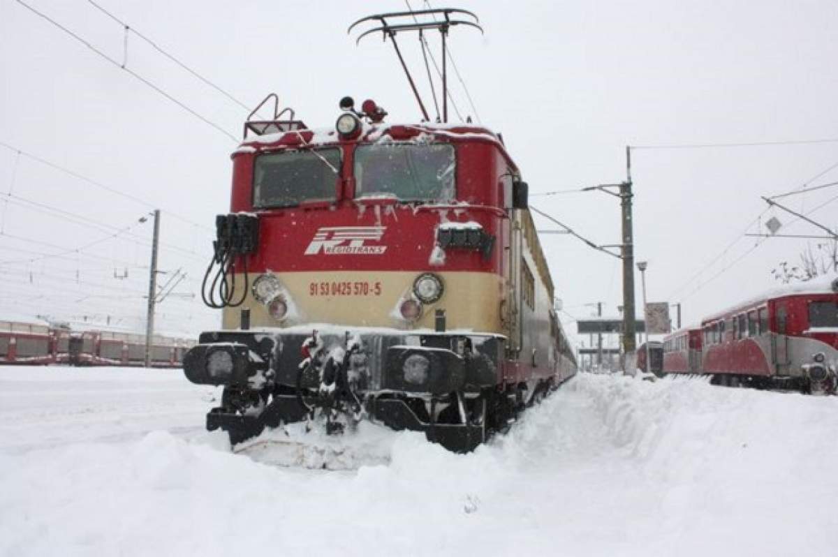 Tren blocat pe ruta Ploieşti - Bucureşti! Zeci de pasageri evacuaţi din cauza frigului