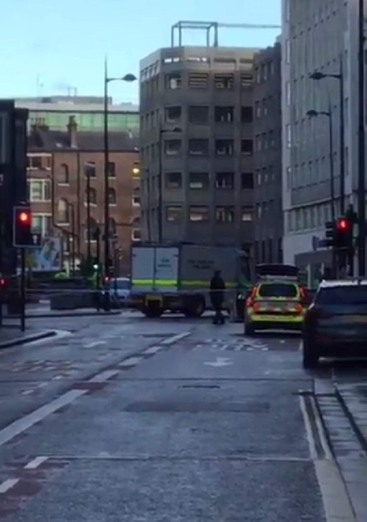 VIDEO / Alertă cu bombă! Străzile din Liverpool au fost închise, după ce un bărbat a ameninţat că va arunca în aer o clădire