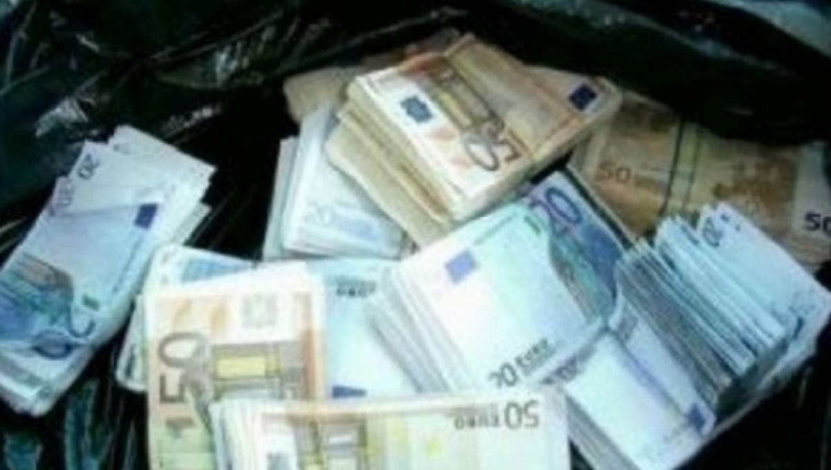 Se întâmplă în România! Aproape 79.000 de euro, găsiţi îngropaţi în saci de plastic!