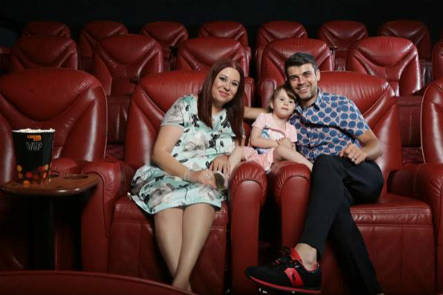 VIP la VIP trage! Vedete de top, printre care Giulia Anghelescu şi  Ioana Ginghină & Alexandru Papadopol, pictorial de senzaţie într-o sală de cinematograf VIP