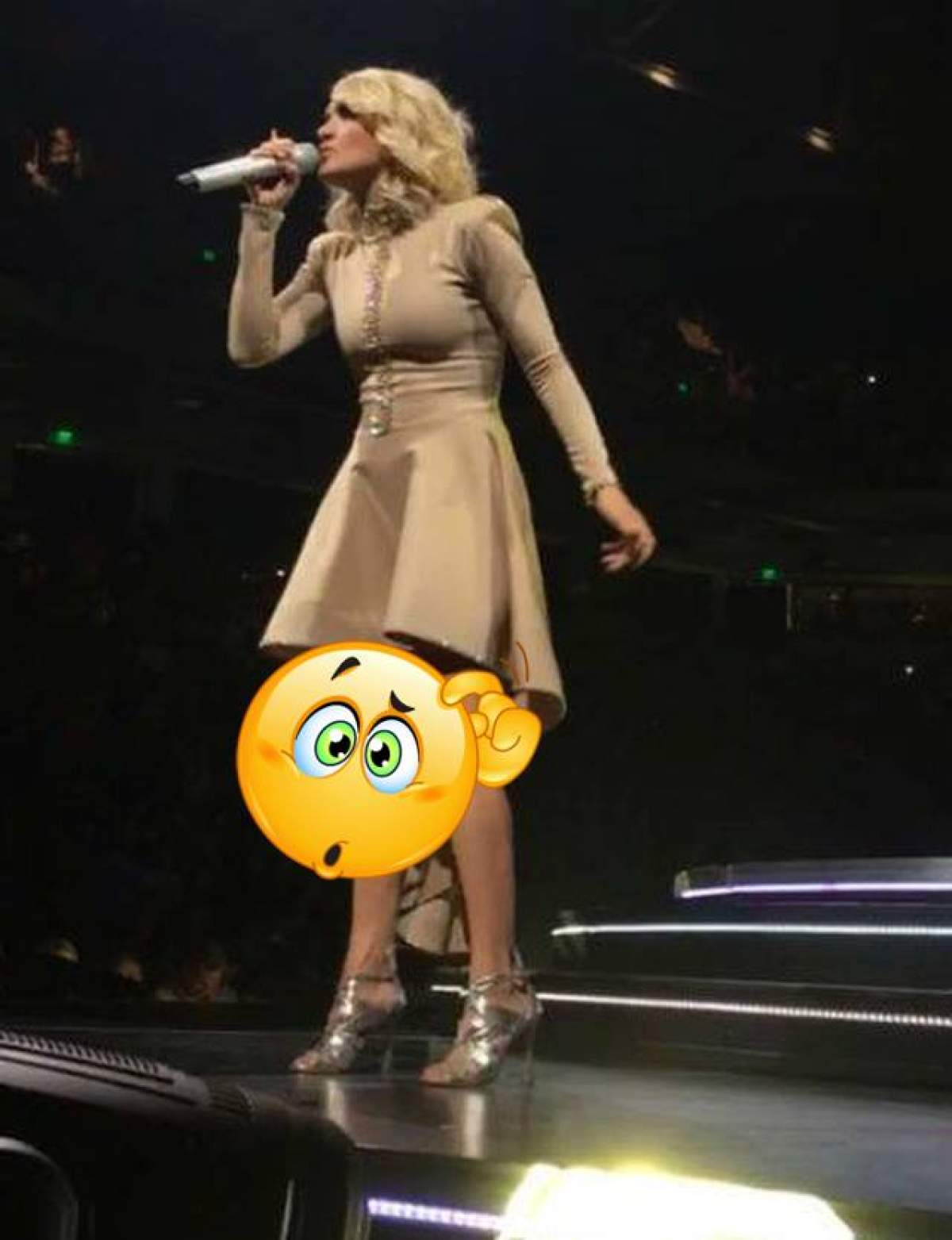 FOTO / Semn divin sau ce?!? Mulţi s-au închinat când au văzut ce a apărut pe genunchiul cântăreţei Carrie Underwood în timp ce susţinea un concert