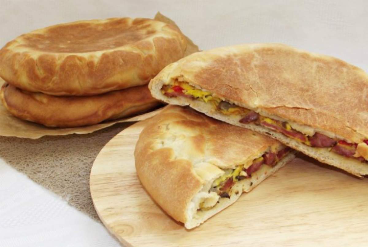 REŢETA ZILEI - SÂMBĂTĂ: Sandwich-uri din aluat de pâine cu omletă, ciuperci şi cârnaţi