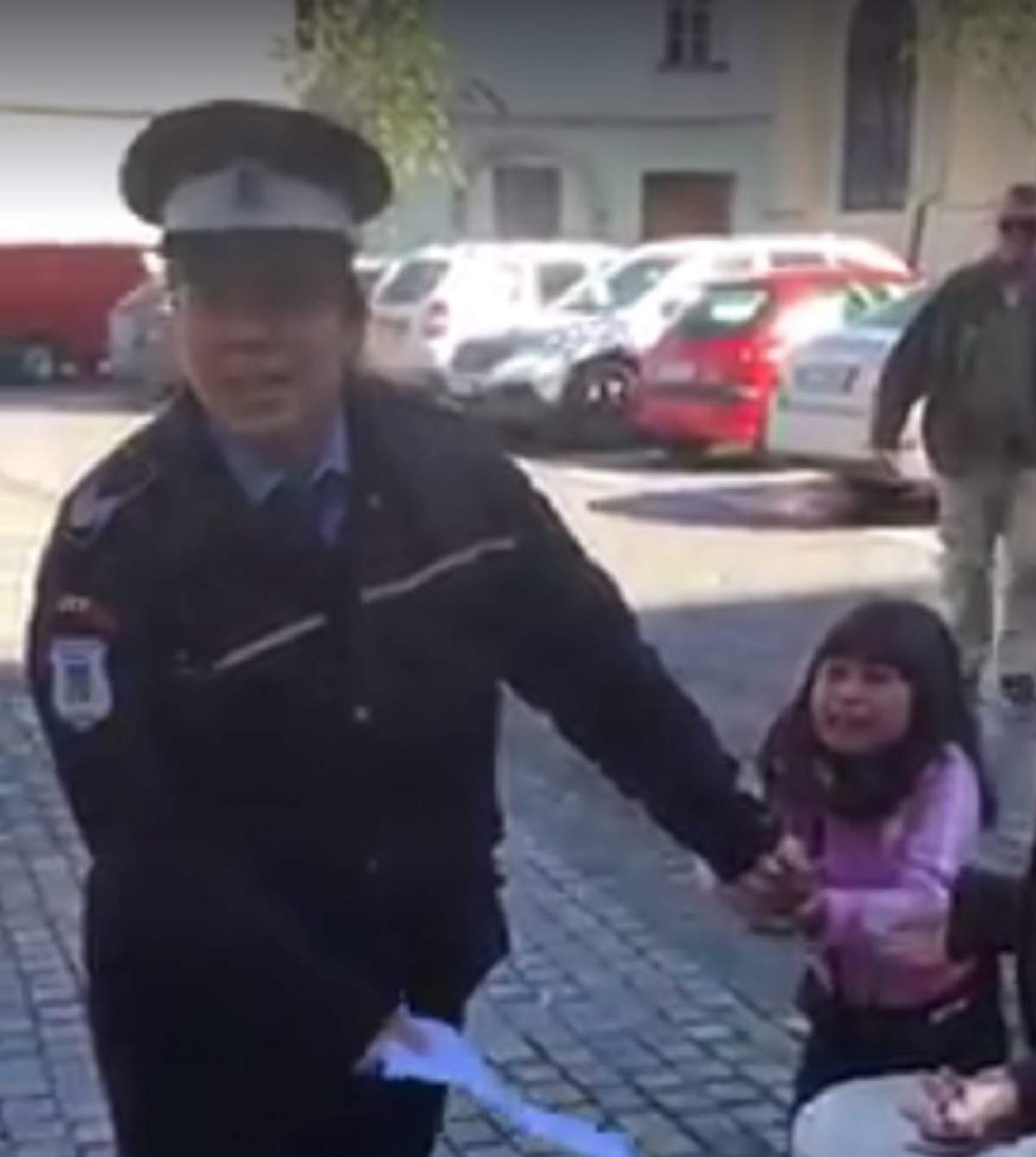 VIDEO viral / Imagini şocante. O poliţistă agresează o fetiţă în plină stradă