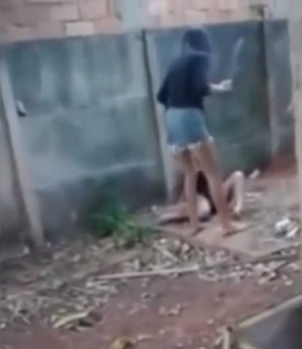 VIDEO ŞOCANT! Patru eleve au bătut o tânără, au legat-o de mâini şi picioare şi au vrut să o îngroape de vie