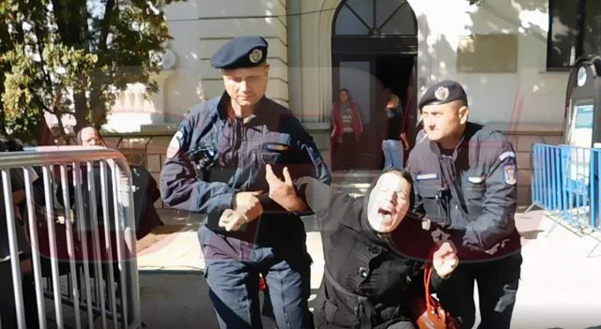 Imaginile groazei la Iaşi! O femeie posedată a fost dusă la moaştele Sfintei Cuvioase Parascheva! VIDEO CUTREMURĂTOR