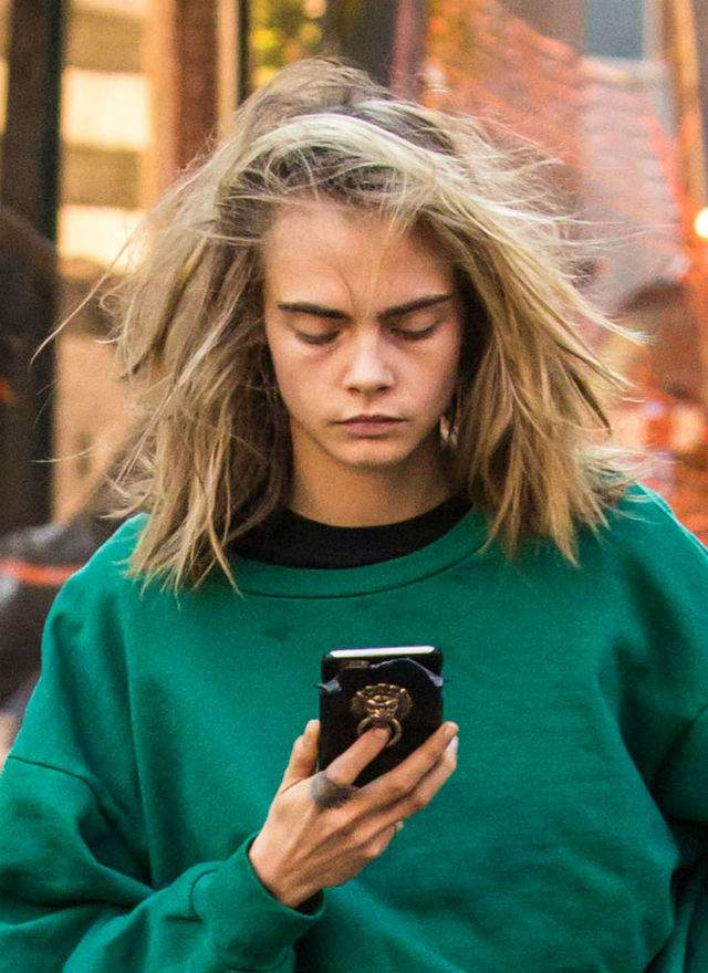 FOTO / La 24 de ani, Cara Delevingne arată horror nemachiată! O recunoşteai dacă o vedeai pe stradă?