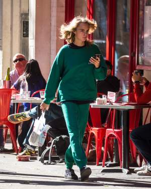 FOTO / La 24 de ani, Cara Delevingne arată horror nemachiată! O recunoşteai dacă o vedeai pe stradă?