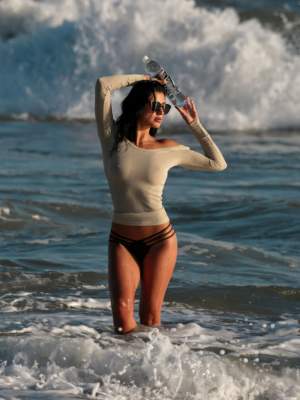 FOTO / Cu bikini minusculi şi-o bluză transparentă, modelul Rey Robiin a încins atmosfera pe o plajă! Nu-ţi poţi lua ochii de la "butoanele" care se văd "bini di tăt"