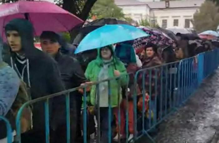 VIDEO / Prăpăd la moaştele Sfintei Parascheva! Ploaia şi gerul au alungat mii de pelerini