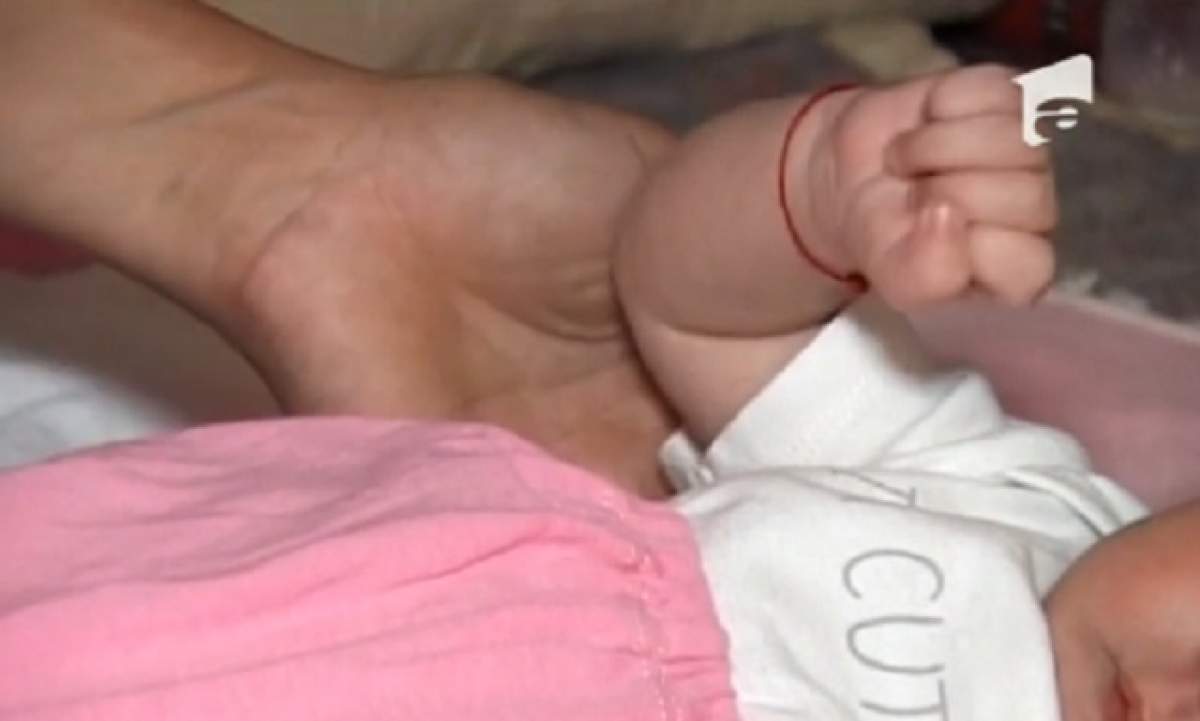 VIDEO / Bebeluș traumatizat la naștere. Părinţii acuză cadrele medicale că i-au rupt clavicula