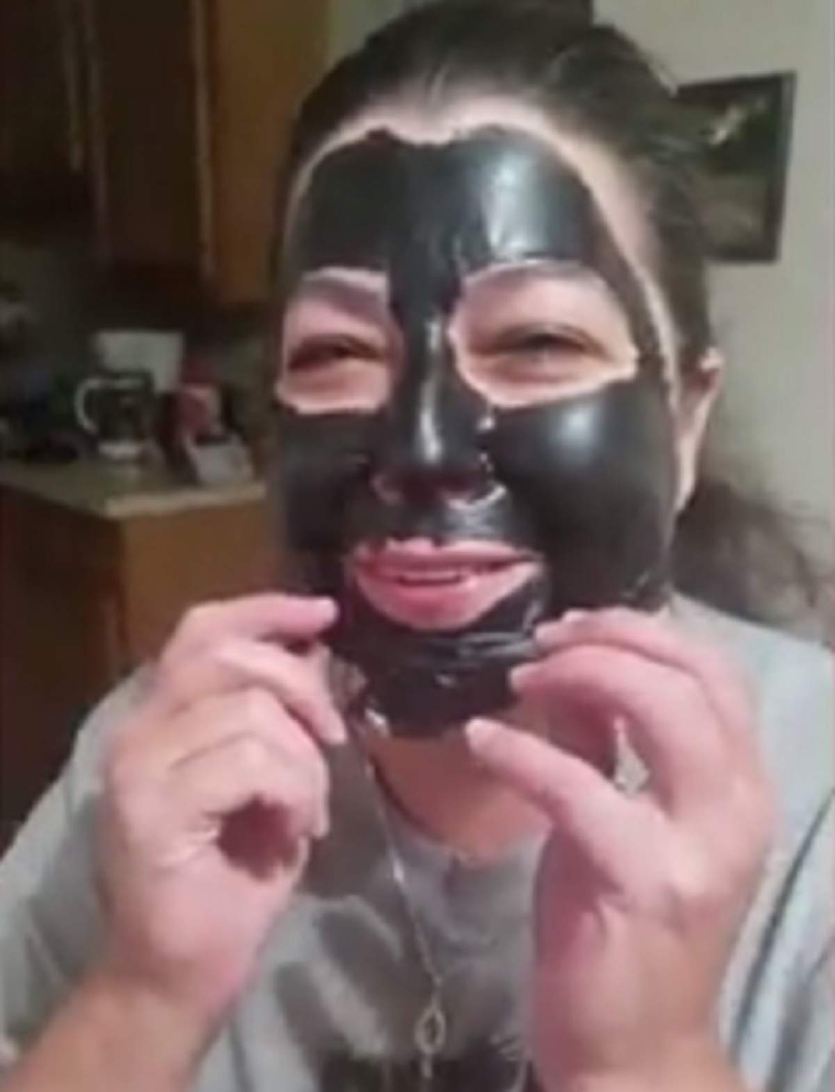 VIDEO / Şi-a aplicat o mască pe faţă, dar când a îndepărtat-o a început să plângă! "Nu ştiu ce a fost în capul meu"