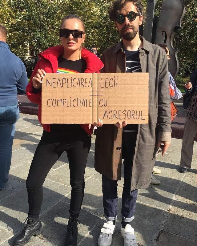 FOTO / Protest pentru siguranța femeilor, în București. Ce vedetă si-a făcut apariția în mulțime. Incredibil!