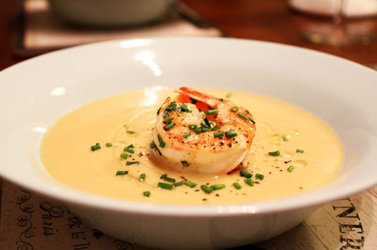 REŢETA ZILEI - SÂMBĂTĂ: Cremă de fasole albă cu creveţi tigraţi. Iubitul tău va fi cucerit de la prima înghiţitură!