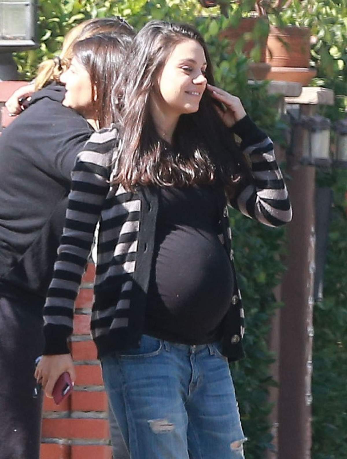 Nu pare aşa în pictoriale! Cu arată de fapt Mila Kunis fără machiaj şi artificii estetice
