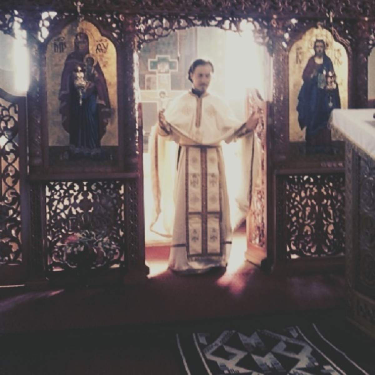 Slujitorul Domnului a dat în mintea copiilor! Martorii au rămas mască atunci când au văzut ce făcea acest preot