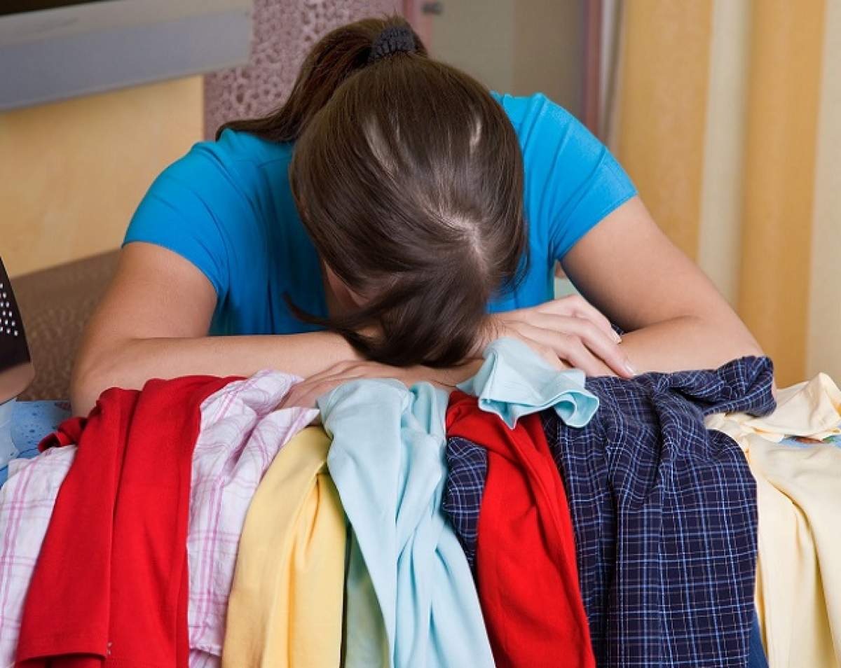 ÎNTREBAREA ZILEI - SÂMBĂTĂ: Cum poţi să calci hainele fără fier de călcat? Toată lumea are aşa ceva în casă