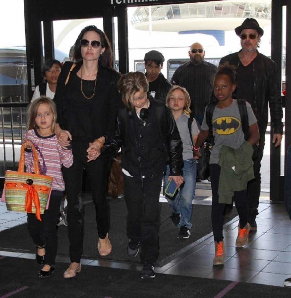 Angelina Jolie şi Brad Pitt - despărţiţi în acte, uniţi în fapte! Bodyguardul familiei a dezvăluit cea mai mare obsesie a celor doi