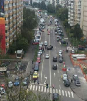 FOTO / GRAV accident în Capitală! Un bărbat s-a răsturnat cu maşina pe un bulevard: "Au întors maşina cu tot cu şofer în ea"