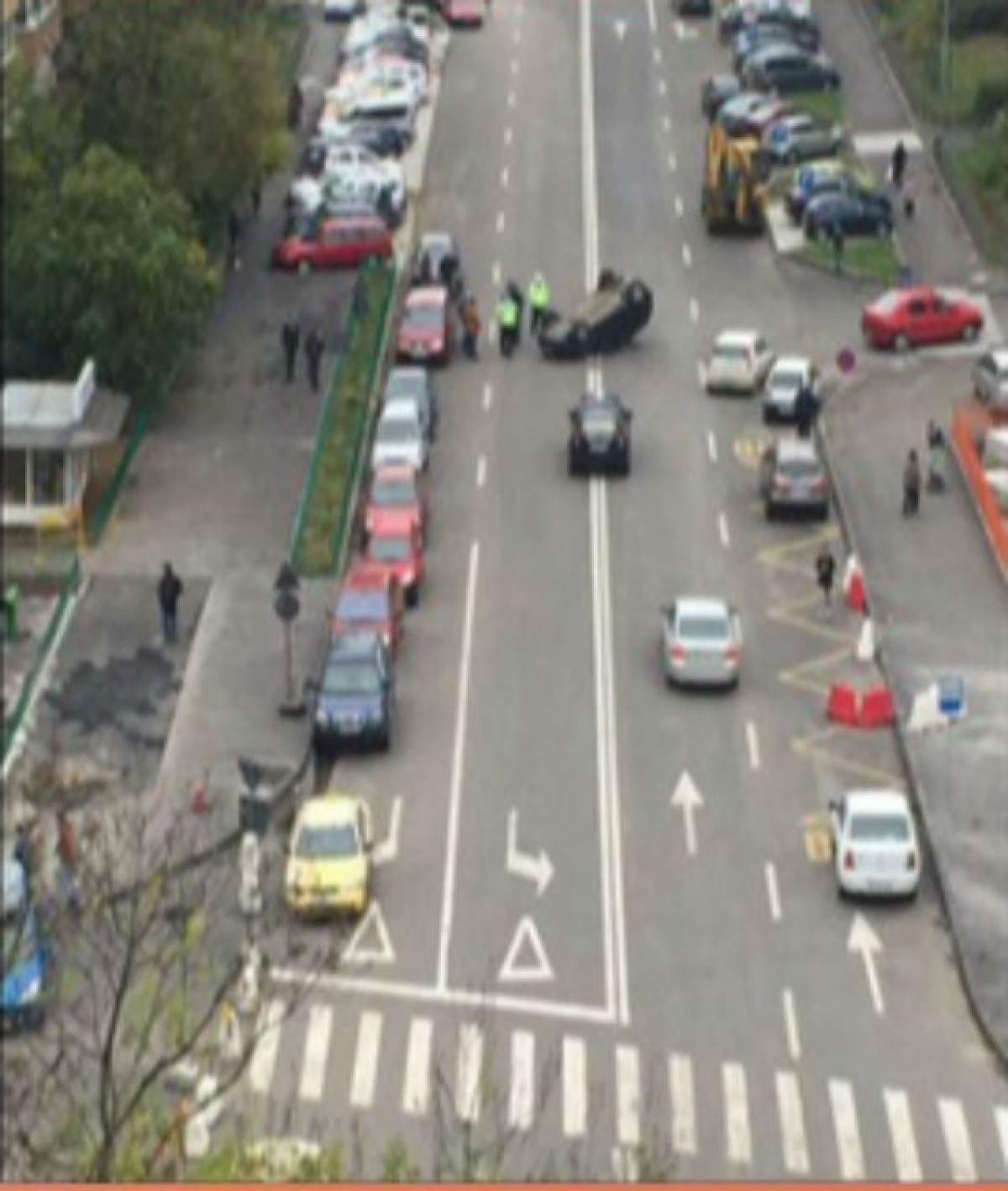 FOTO / GRAV accident în Capitală! Un bărbat s-a răsturnat cu maşina pe un bulevard: "Au întors maşina cu tot cu şofer în ea"
