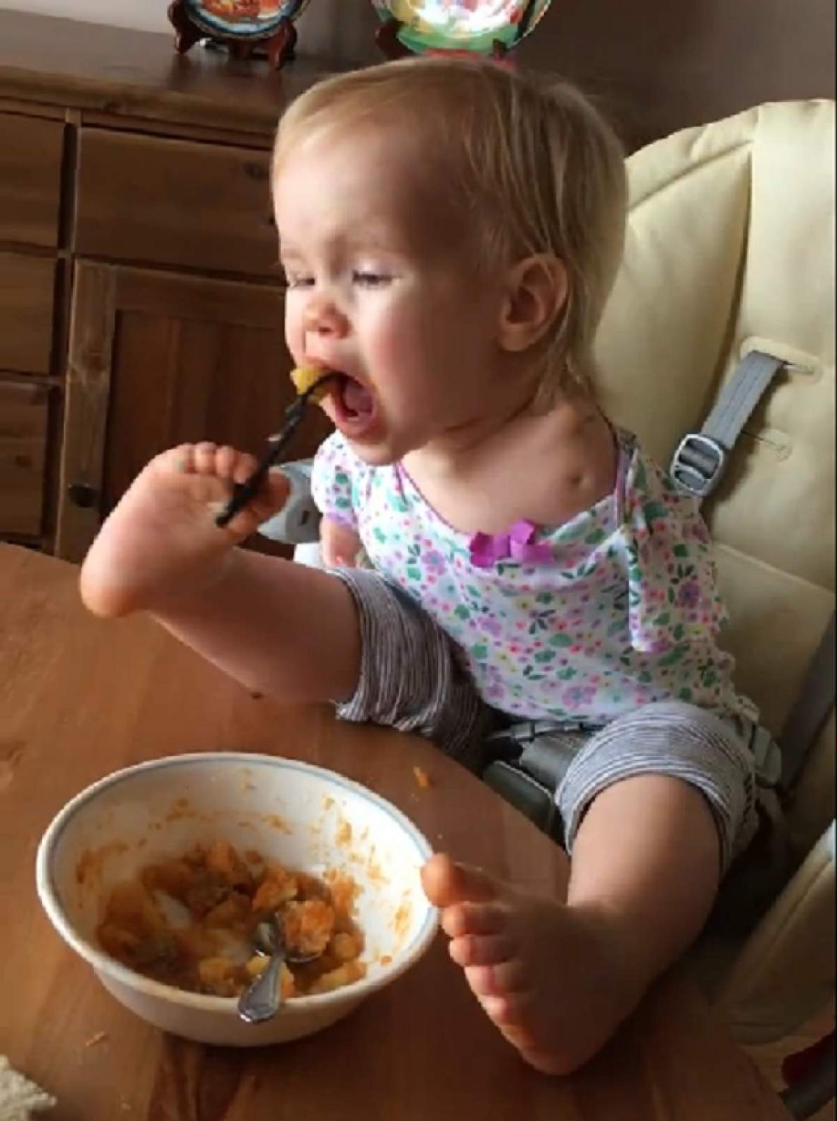 VIDEO / Imagini care pot afecta emoţional! O fetiţă se hrăneşte singură, fără mâini sau ajutor