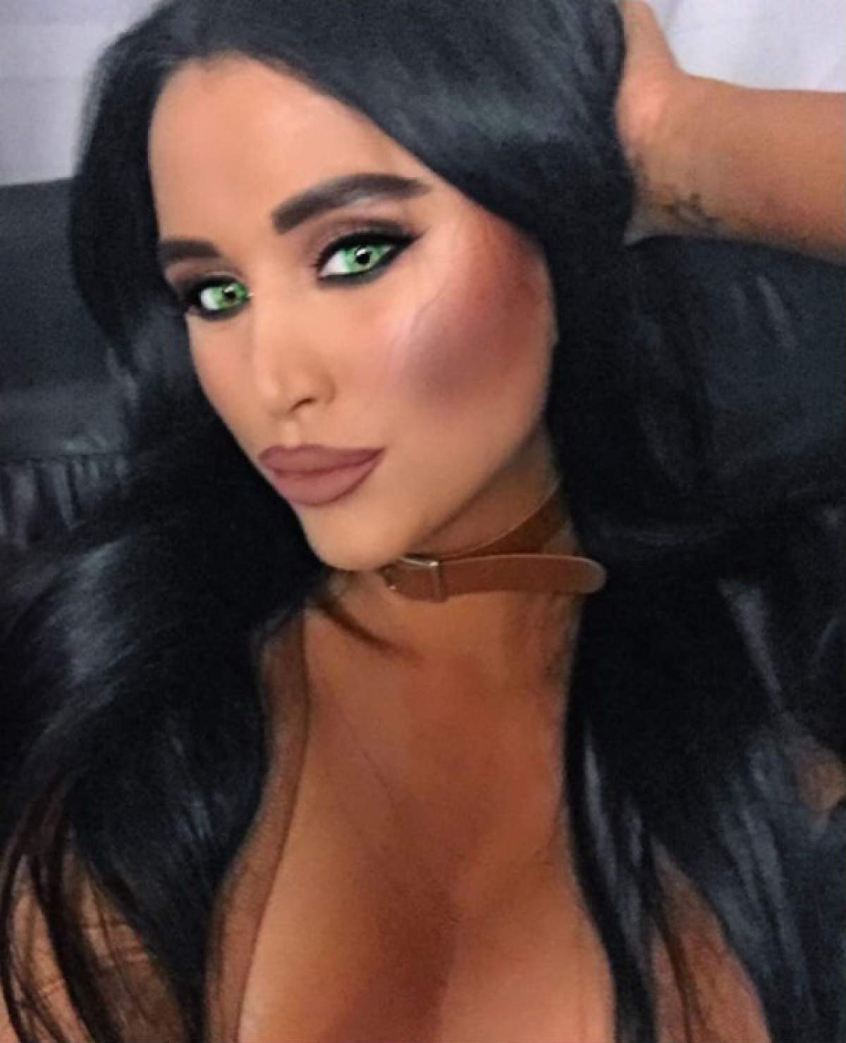 VIDEO / A purtat o salopetă nude de zici că era GOALĂ! În timpul dansului senzual, unul dintre sânii Danielei Crudu "A EVADAT" din decolteu