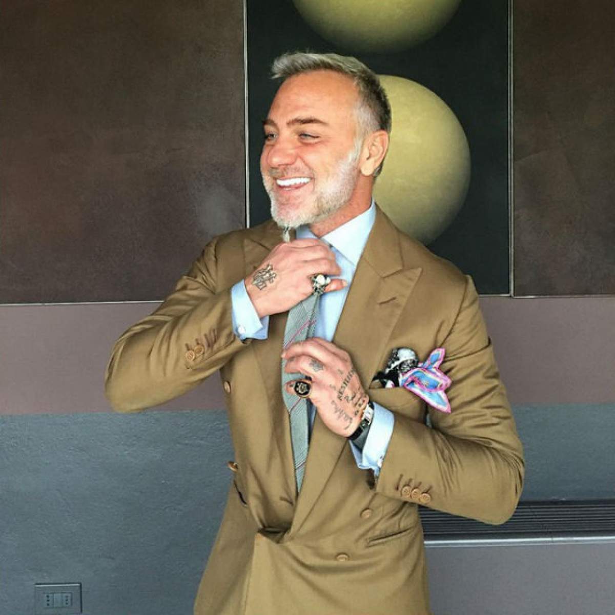 VIDEO / Gianluca Vacchi cheltuie mii de euro pe PIJAMALE şi le poartă într-un stil mare! Imagini de colecţie