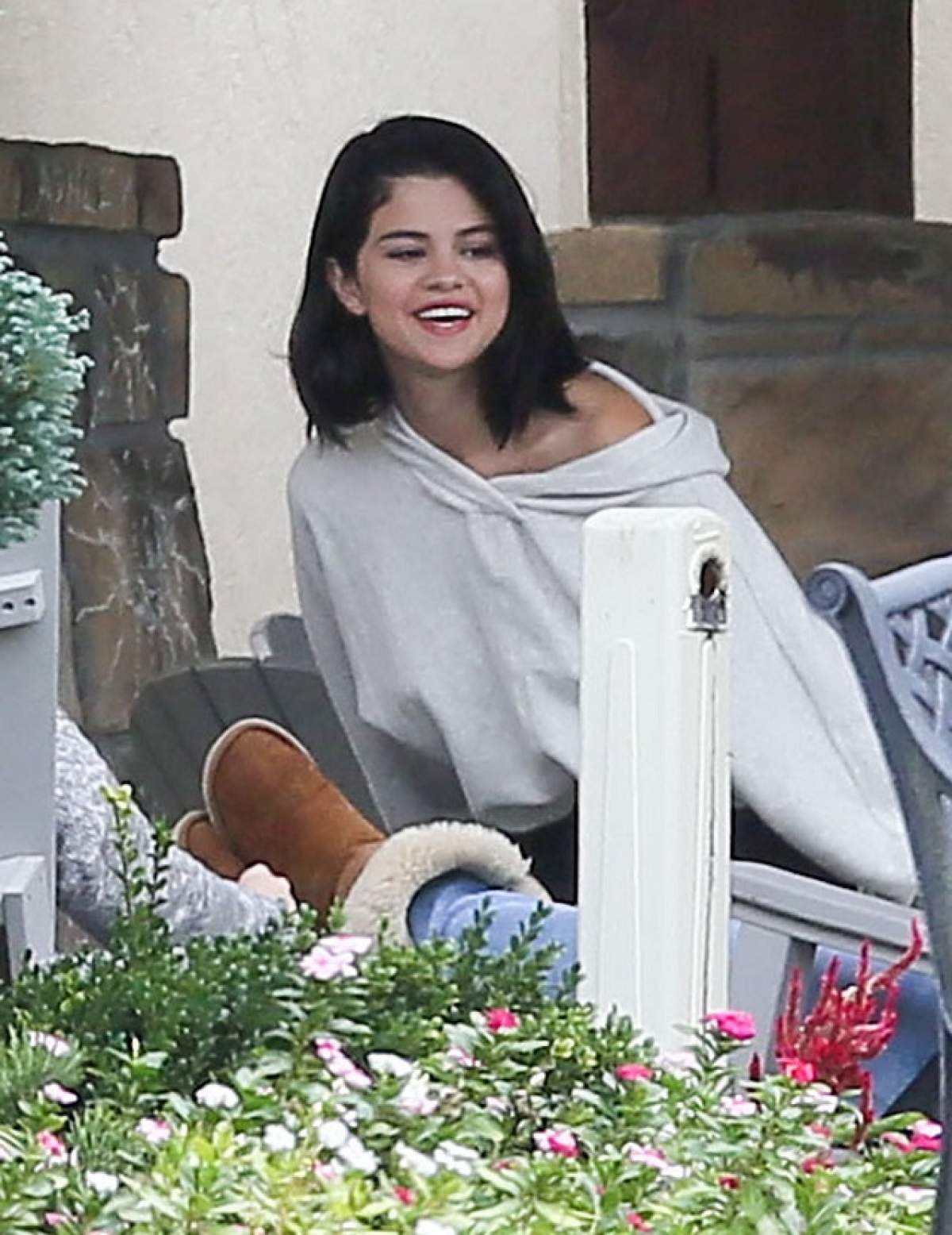 FOTO / Selena Gomez se reabilitează cu... ţigări! Artista, surprinsă la o pauză de fumat în incinta clinicii