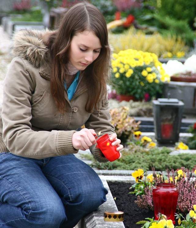 ÎNTREBAREA ZILEI - MARŢI:  Ce se întâmplă cu adevărat atunci când ţii lumânarea cuiva care moare?