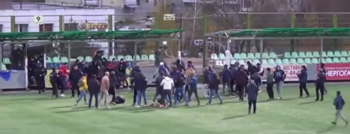 VIDEO / Violenţe incredibile în fotbalul din Rusia! Huliganii s-au bătut pe teren!
