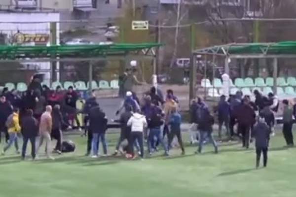 VIDEO / Violenţe incredibile în fotbalul din Rusia! Huliganii s-au bătut pe teren!