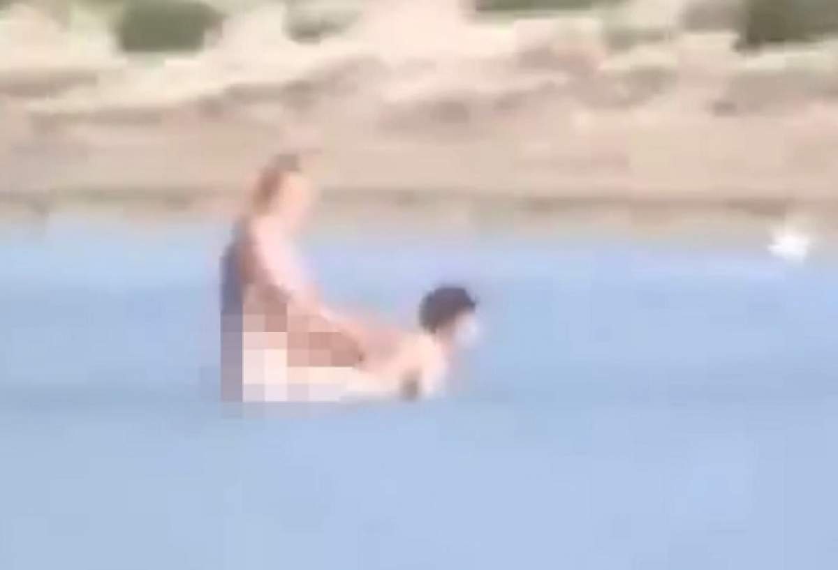 VIDEO / Imagini scandaloase! Un cuplu face sex în mare, în văzul tuturor.  Uite ce reacţie de milioane au privitorii | Spynews.ro