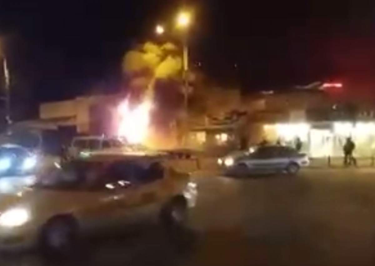 Incendiu într-un service auto din Bucureşti! Pompierii intervin acum