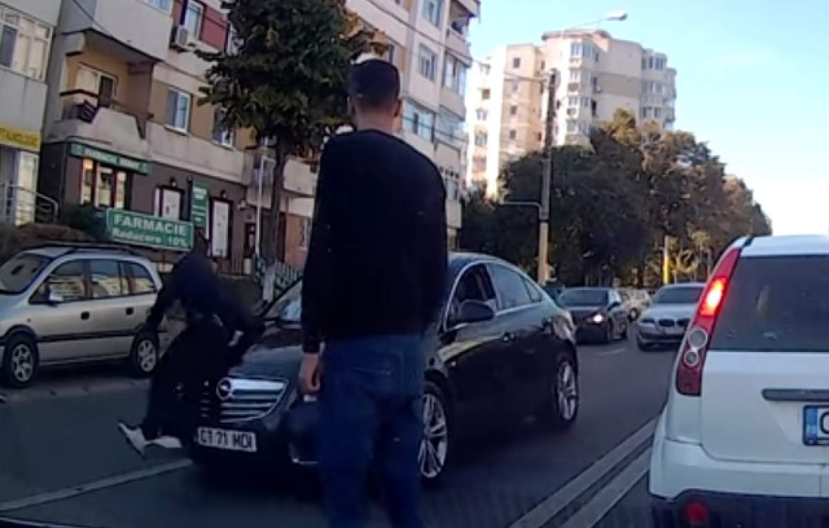VIDEO / Reacţia incredibilă a unui tânăr lovit în plin de o maşină! Martorii au rămas mască
