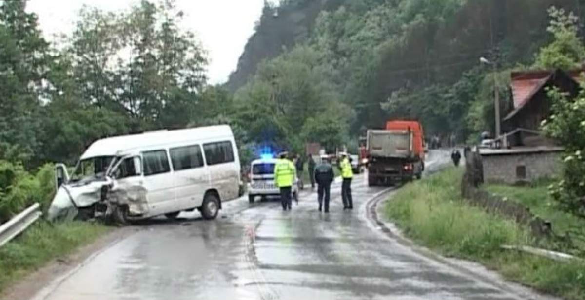 Accident violent între un microbuz cu călători şi un autoturism! PLANUL ROŞU DE INTERVENŢIE, activat de autorităţi