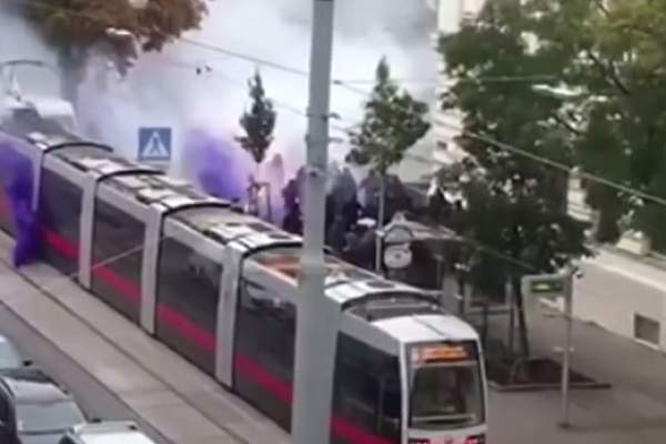 VIDEO / Viena a fost devastată! Ciocniri violente între huliganii de la Rapid şi Austria!