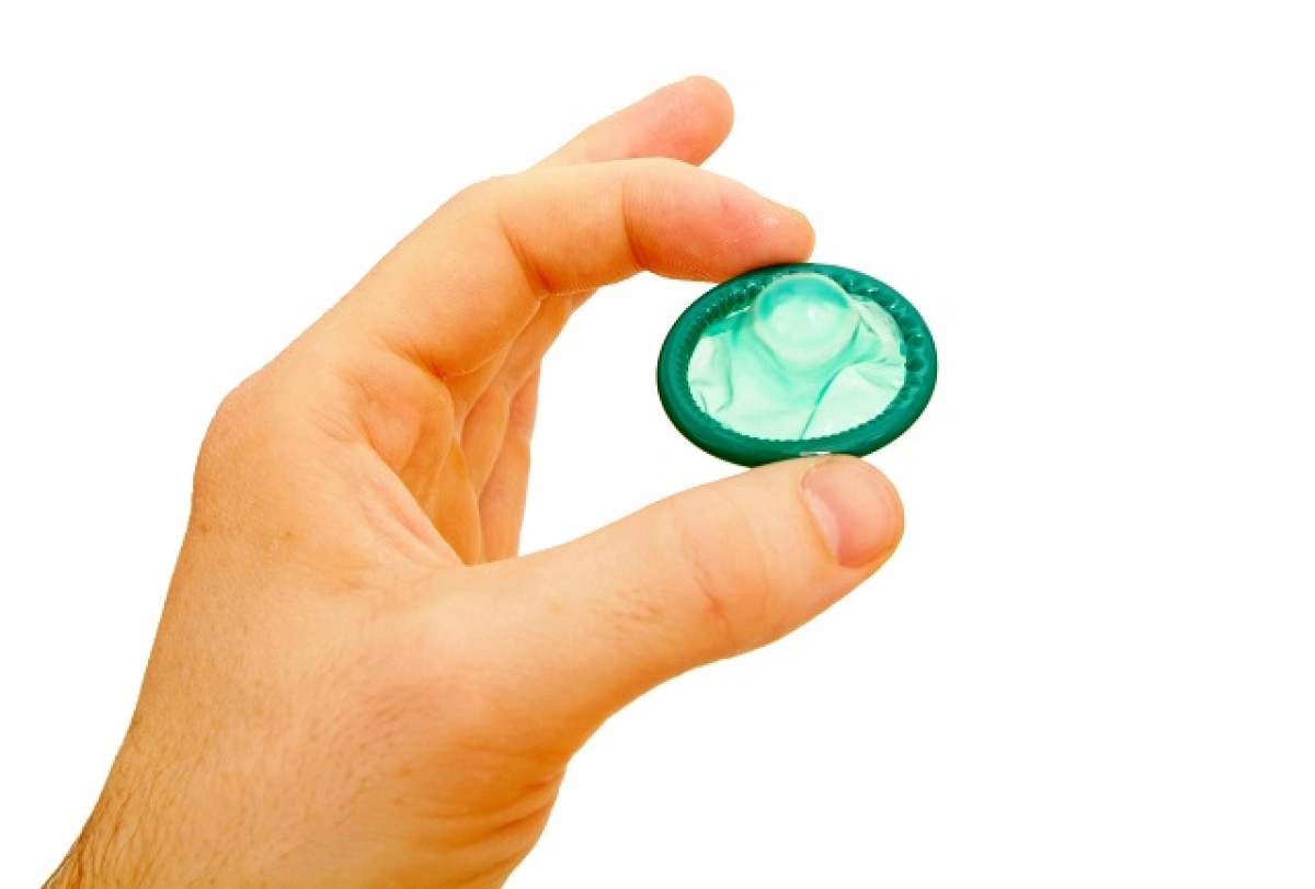 ÎNTREBAREA ZILEI - LUNI: Cum să faci ca prezervativul să nu se mai rupă în timpul actului sexual?