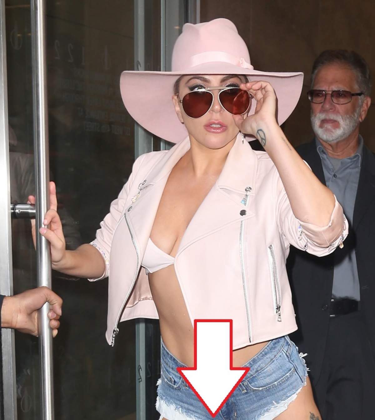 FOTO / Lady Gaga, cu zona intimă la vedere după ce a purtat pantaloni extrem de scurți