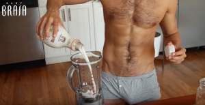 VIDEO / Bucătarul DEZBRĂCAT face senzaţie pe internet! E mai "dotat" ca Mihai Trăistariu şi mai şi găteşte