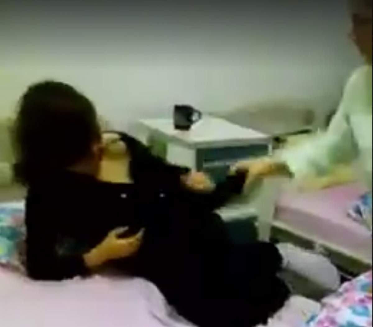 VIDEO / Imagini revoltătoare. O pacientă este bătută într-un spital din România