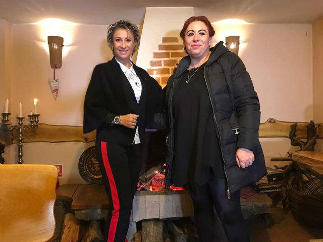 FOTO / Ce haine de lux şi pantofi de firmă, Anamaria Prodan a trecut la o muncă "urât mirositoare"! Imagini de senzaţie cu sexy-impresara