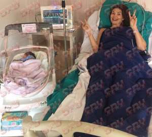 Avem primele imagini cu Alina Puşcaş şi fiica ei. Incredibil cum arată vedeta la câteva ore după ce a născut!