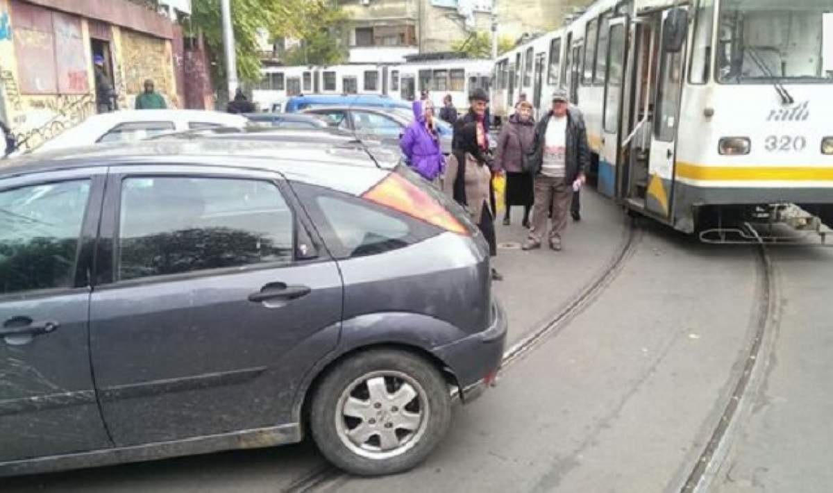 VIDEO / Ce cocalar! A parcat maşina pe linia de tramvai şi a blocat tot traficul