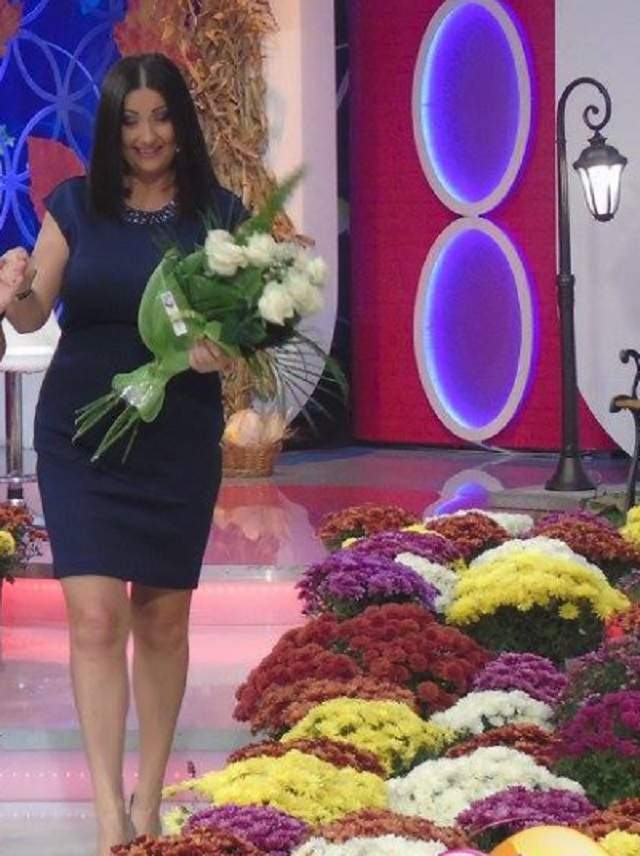 FOTO / A încercat să se ascundă în spatele florilor, dar nu a reuşit. Gabriela Cristea, ipostază jenantă chiar de ziua ei