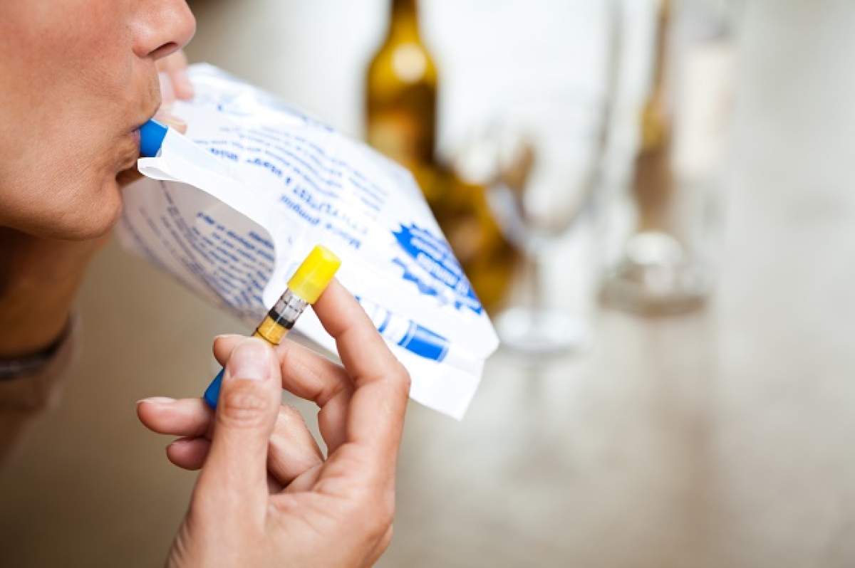 O motociclistă a apucat un polițist de organele genitale și i-a propus servicii intime în trafic