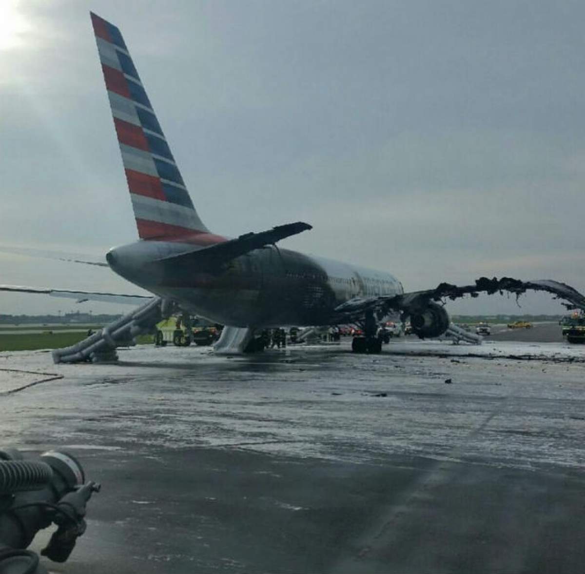 VIDEO / Scene terifiante pe aeroportul din Chicago. Avion cu 170 de oameni la bord a luat foc