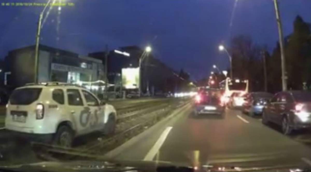 VIDEO / Imagini scandaloase din trafic! Un agent de la o firmă de pază, cu maşina pe linia de tramvai