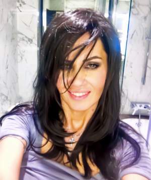 FOTO / Asta da, SURPRIZĂ! Oana Zăvoranu a renunţat la părul negru ca abanosul! Selfie HOT din cuibuşorul de nebunii