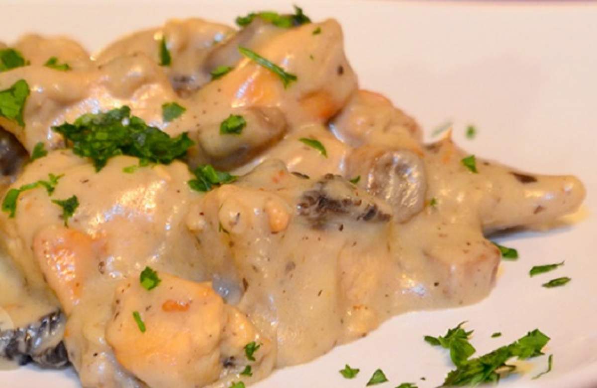 VIDEO / REȚETA ZILEI - SÂMBĂTĂ: Piept de pui cu sos gorgonzola și ciuperci